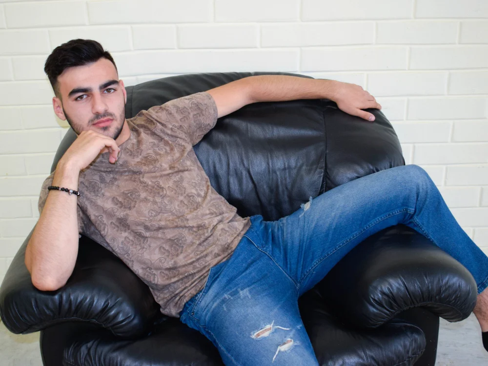 ARMANDO_GONZALES' Offline Chat Room