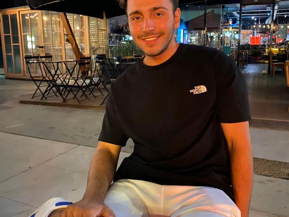 handsomeee04 Adlı Modelin Çevrimdışı XXX Sohbeti