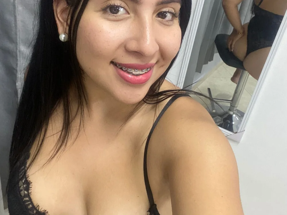 Nayla_west's Offline XXX Chat