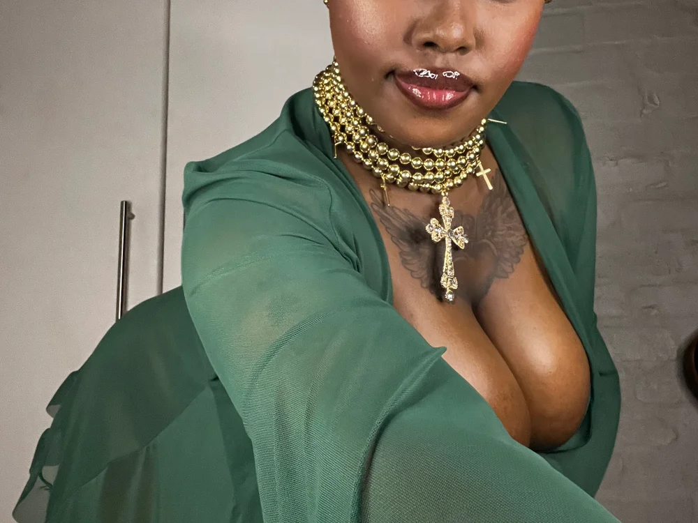 Offline XXX chat QUEEN_NOBUHLE_FEMDOM_777