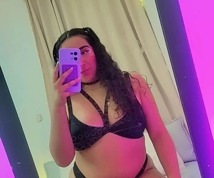 jasmiinee_x69's Offline XXX Chat