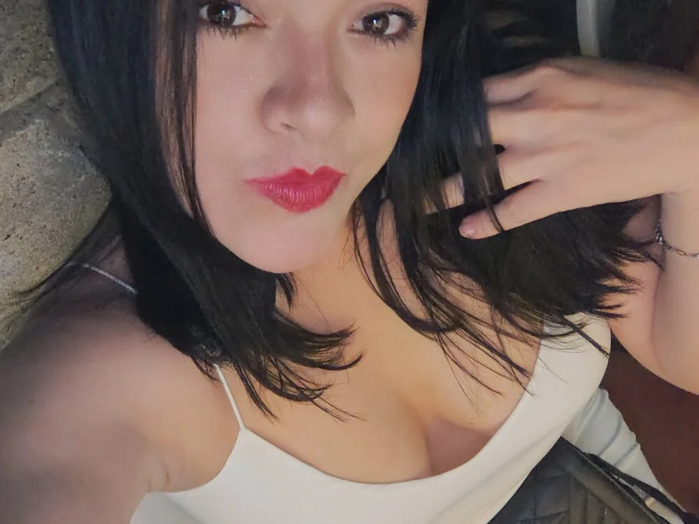 LindaSalo33 Adlı Modelin Çevrimdışı XXX Sohbeti