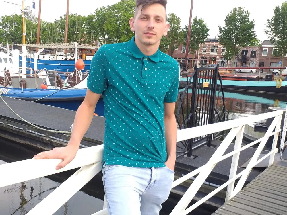 andrei3902 Offline XXX-chat