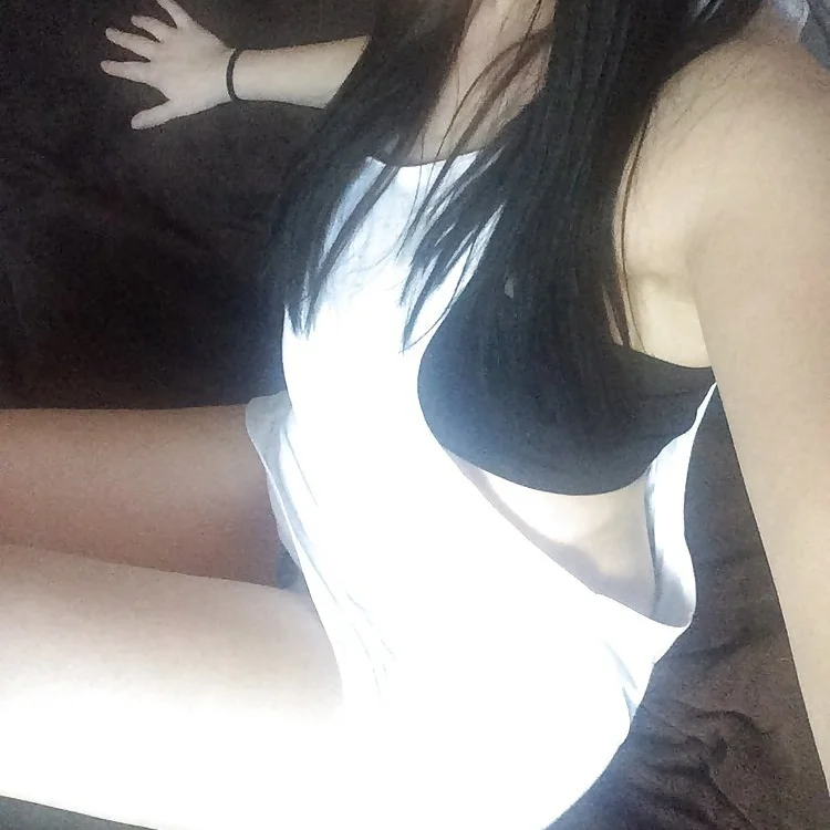Hot_babe69's Offline Chat Room