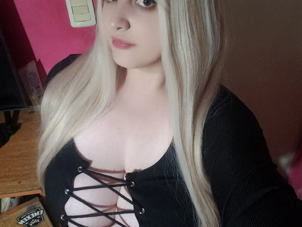 Lucy_barker Offline XXX-Chat