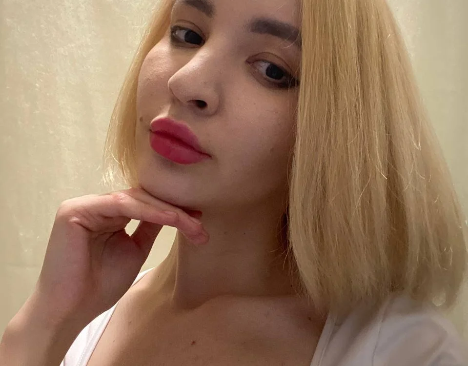 Eleanora_Sweet's Offline Chat Room