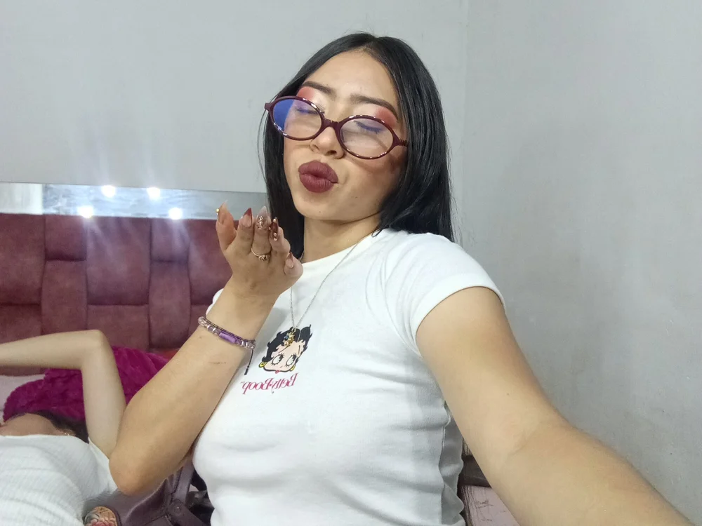 Mia_444's Offline Chat Room