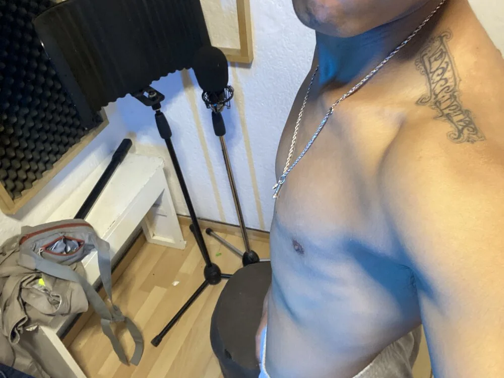 SkinnyHot444's Offline XXX Chat