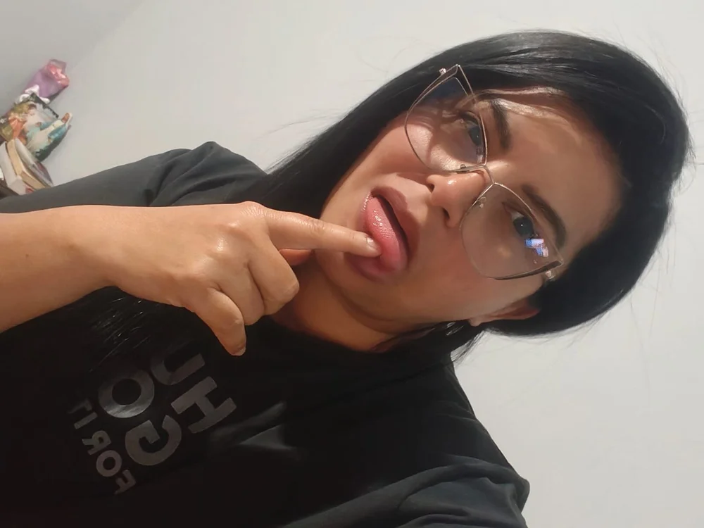 YENIFER_28's Offline XXX Chat