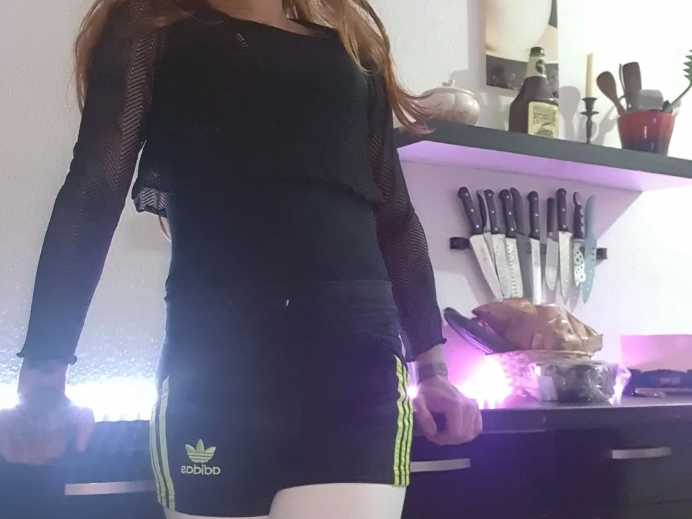 Daniela42TV's Offline Chat Room