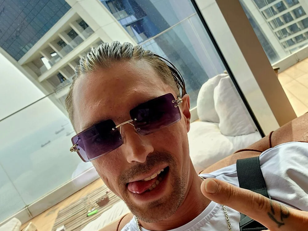 dennis1590 Chat XXX offline