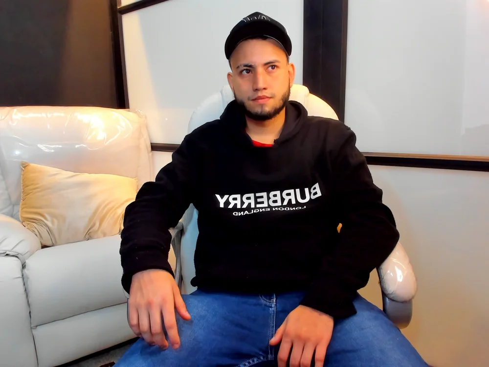 NicolasJohnson's Offline Chat Room