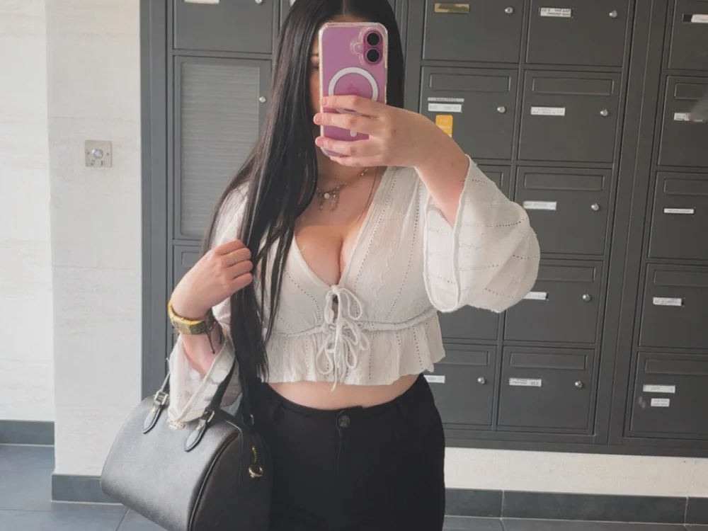 Angelinaxxx19ans' Offline Chat Room