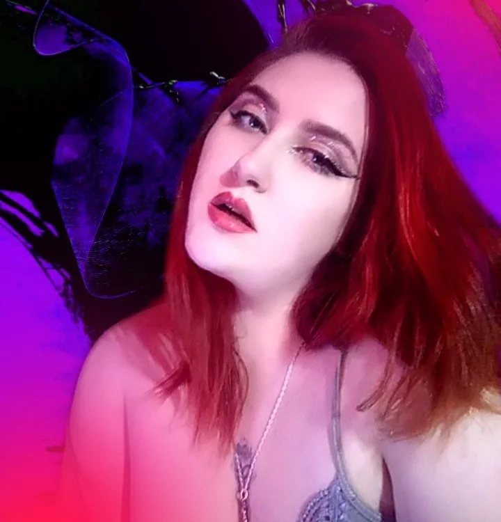 queenchaos' Offline Chat Room