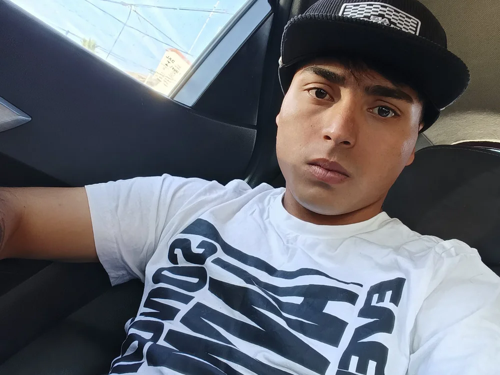 Moreno23cmjor's Offline XXX Chat