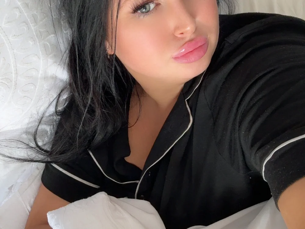BrunetteBaddie18's Offline XXX Chat