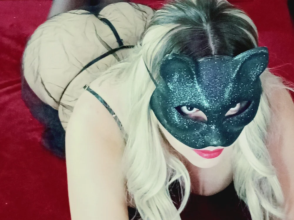 ladycosplay's Offline Chat Room