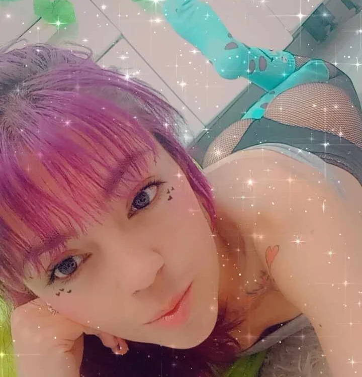 Lucy_Pettite's Offline Chat Room