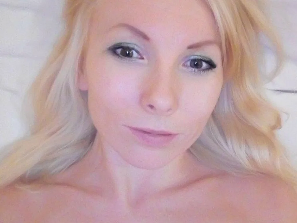 Anny_August's Offline Chat Room