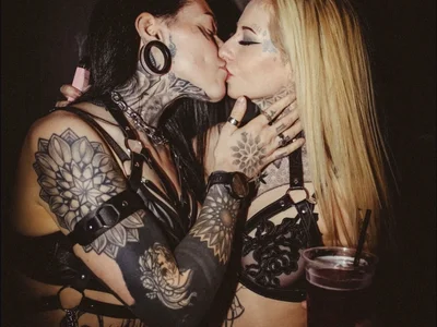 YourFaveLesbians - Couple 