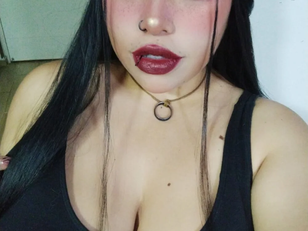 poison_doll2's Offline XXX Chat