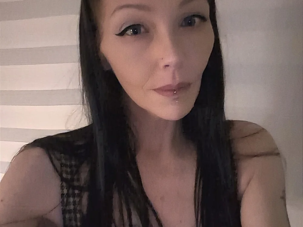 Bellatipsiewife's Offline Chat Room