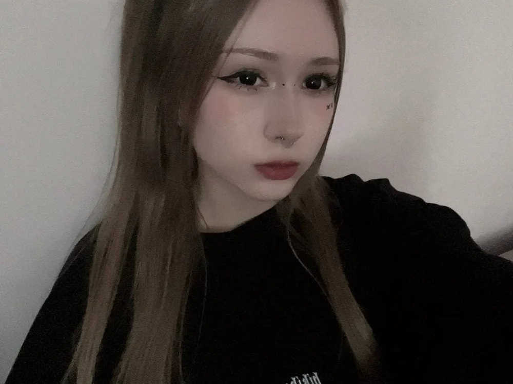 QueenieElletson's Offline Chat Room
