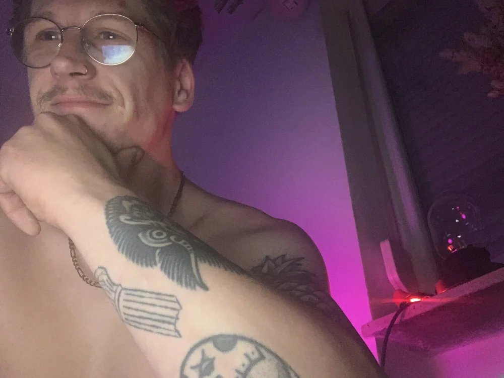 HoldTheVision's Offline Chat Room