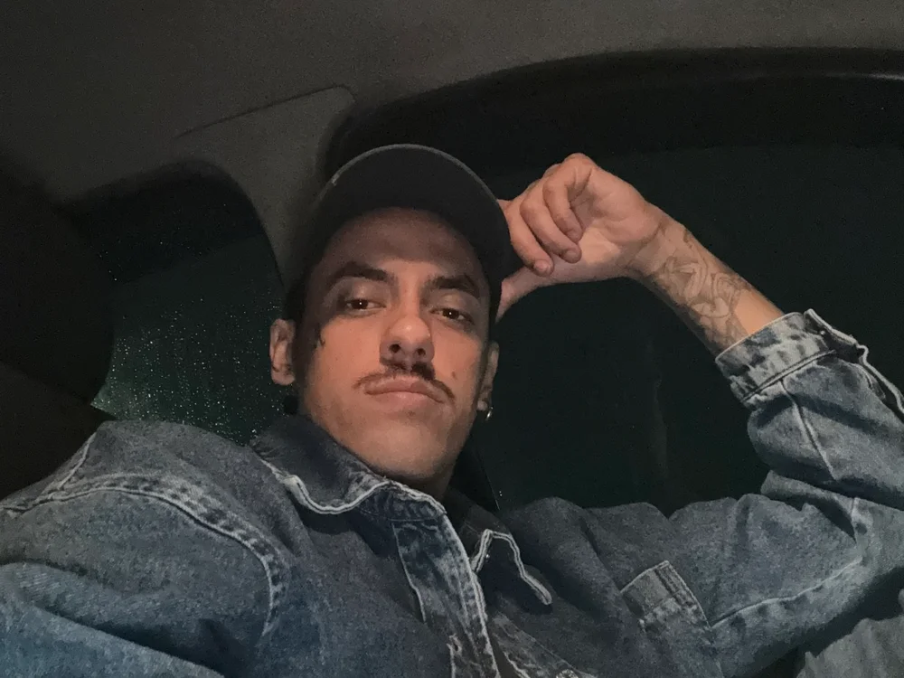 1Erickkn Offline XXX chat