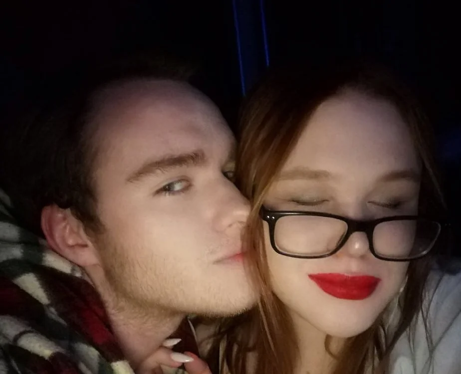 Touch_me_more_please's Offline XXX Chat