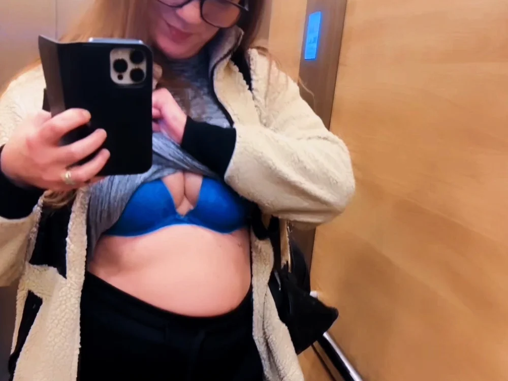 LizzieZ1975's most recent online preview