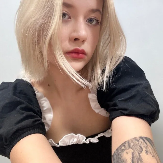 Eva_Moonie's Offline Chat Room
