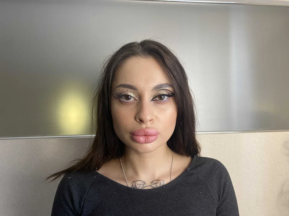 ZendeyaTom's Offline Chat Room