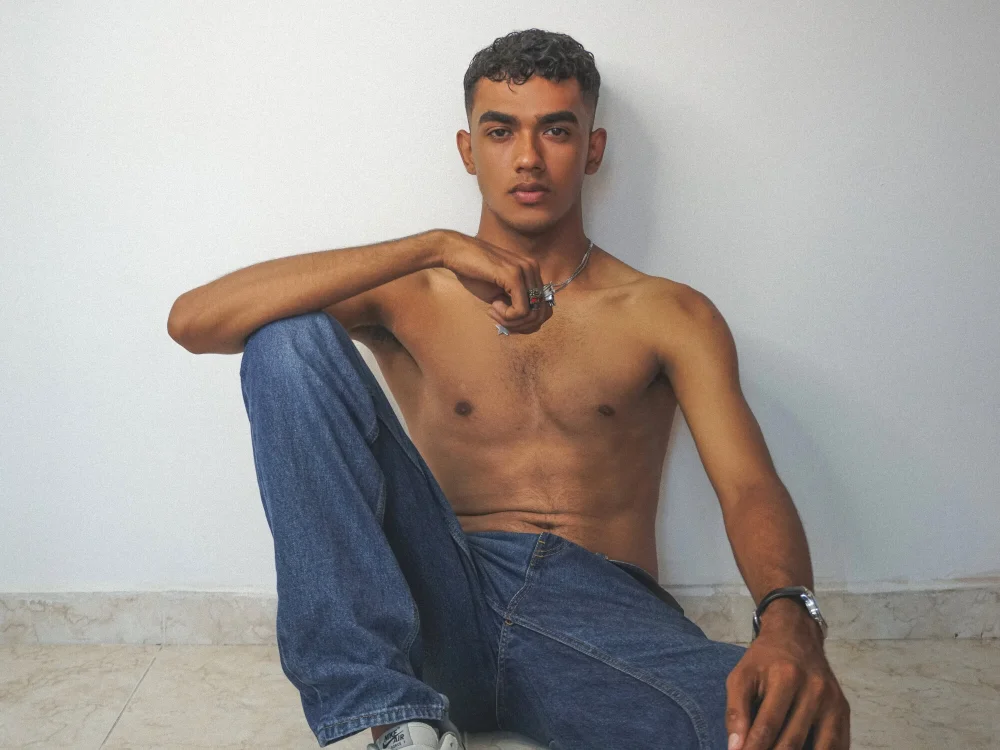 Alejandro_williams Adlı Modelin Çevrimdışı Sohbet Odası