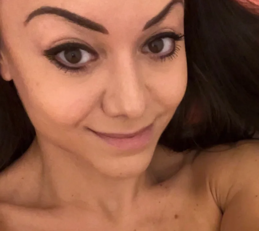 Veronica_More18's Offline Chat Room