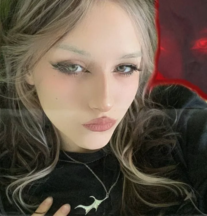 AnabelStark's Offline Chat Room