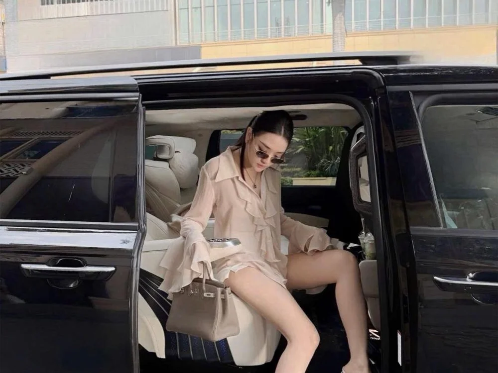 Candy-sexyy cam model