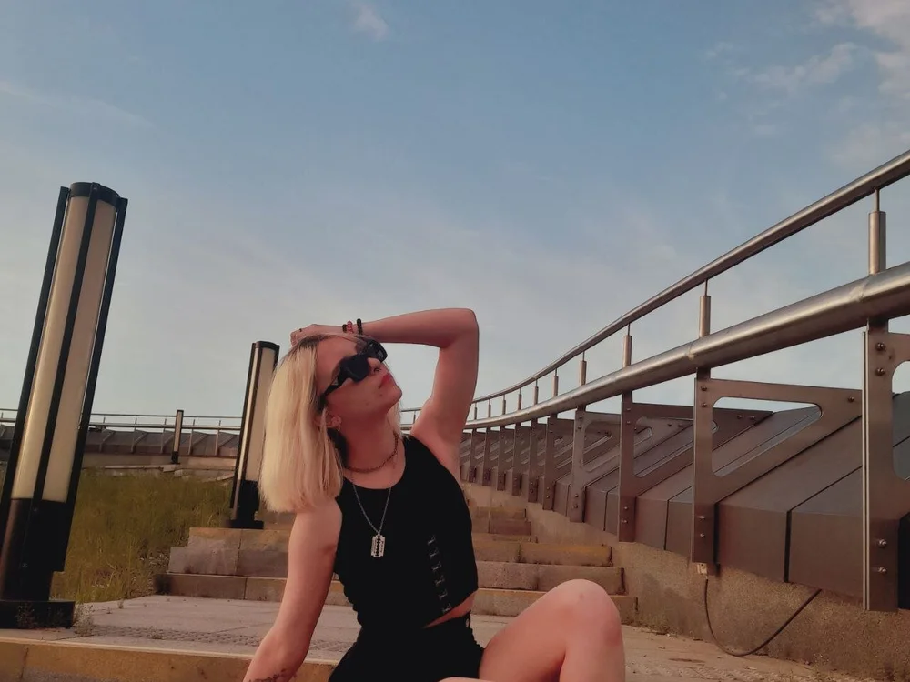 LizzyAllison's Offline Chat Room