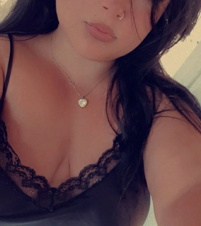 QueenBee12210's Offline XXX Chat