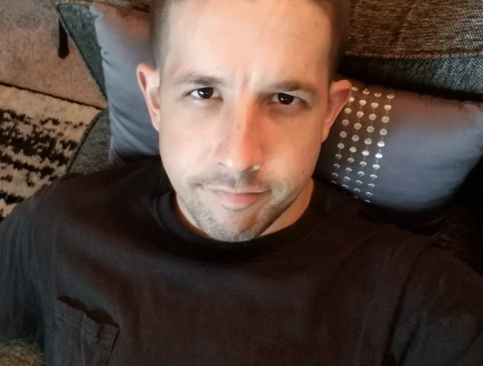 roniscurious26's Offline Chat Room