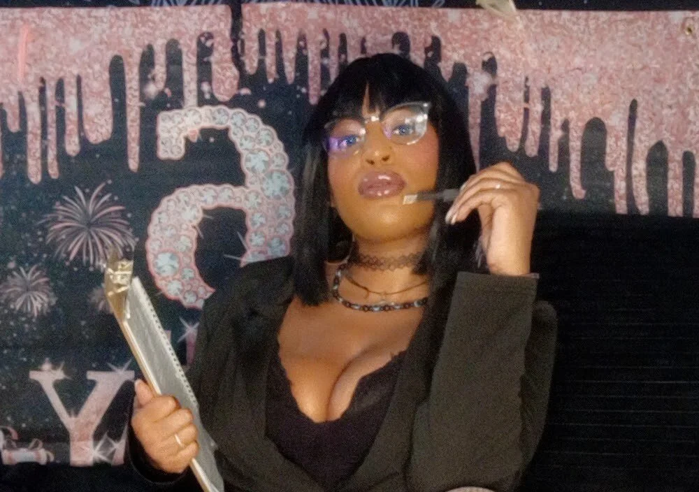 AmazonianMistress: συνομιλία ΧΧΧ εκτός σύνδεσης