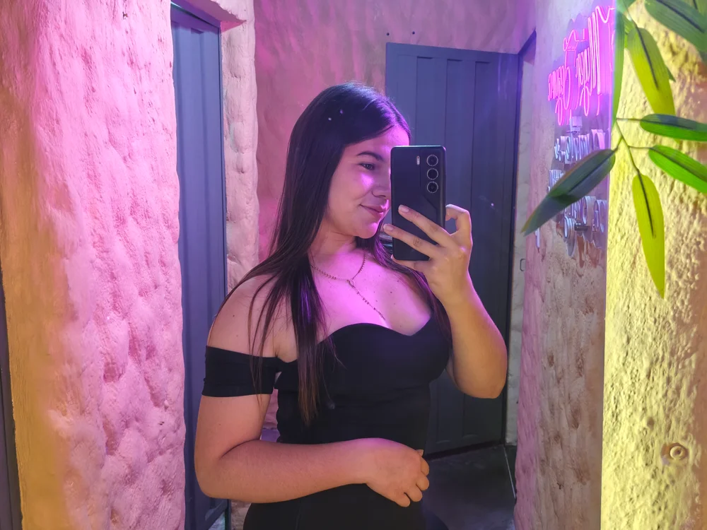 Blonde18todestroy's Offline Chat Room
