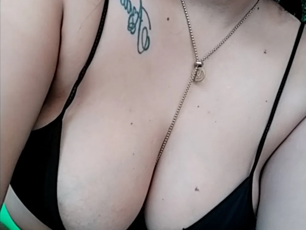 DIRTY_GIRL15's Offline Chat Room