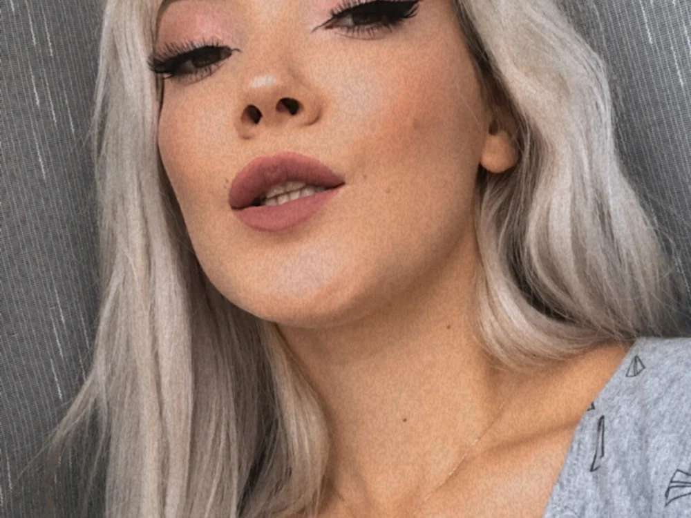 AlyraMoonn Offline XXX chat