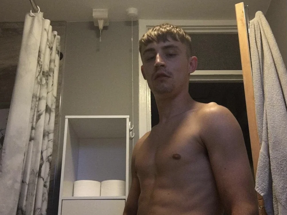 toy-boy26's Offline XXX Chat