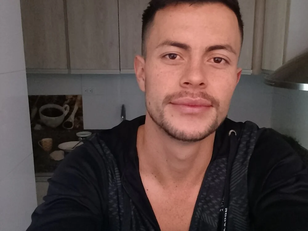 Edwar03Roldan's Offline XXX Chat