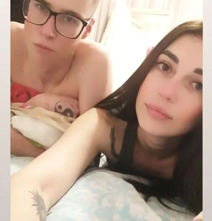 Holly_and_Harry's Offline XXX Chat