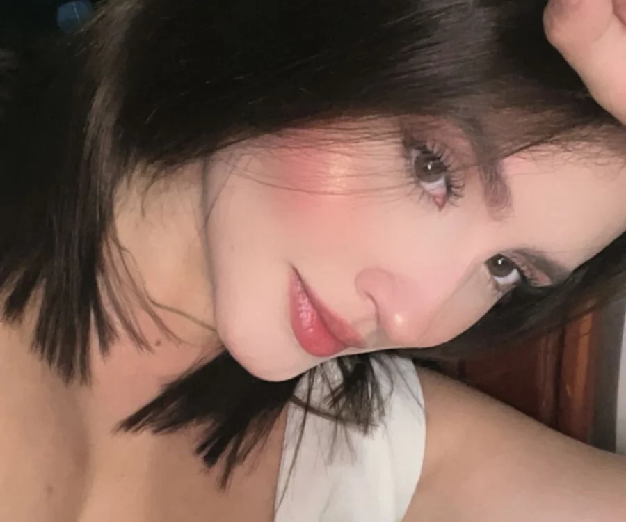 Alice_Gray17's Offline Chat Room