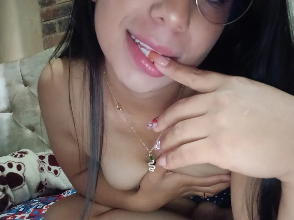 Offline XXX chat KiaraGoldenX