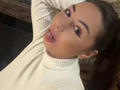 Emilie_1 on StripChat